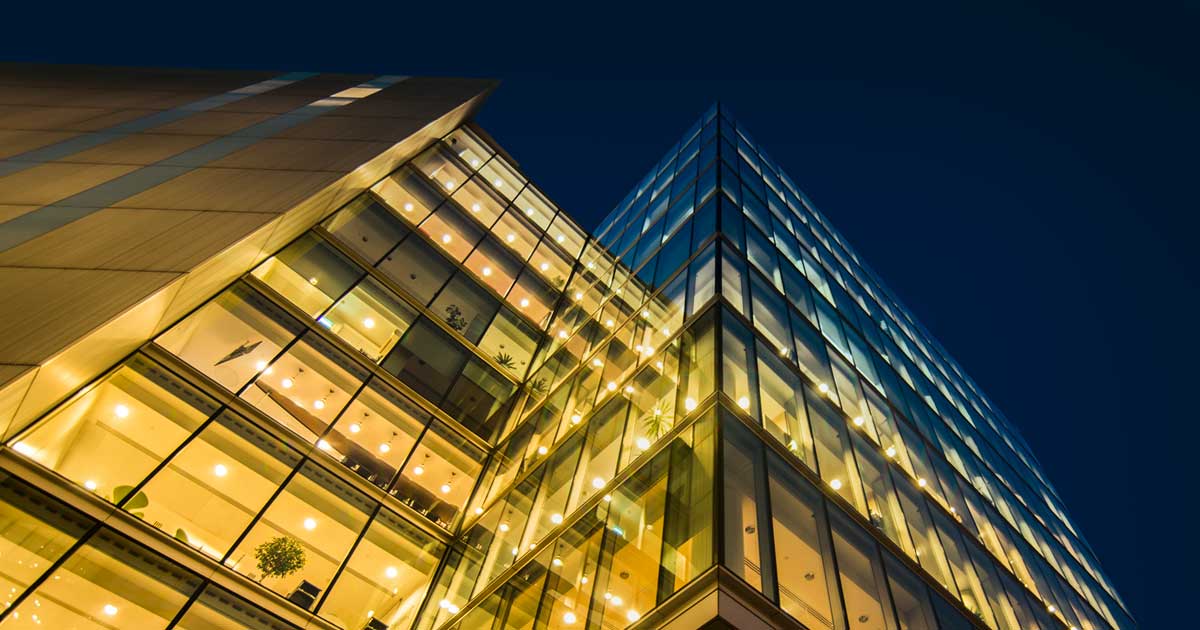 Kontorbygning med lys